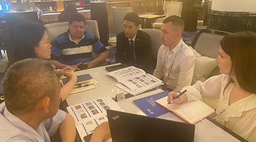 争分夺秒抓先机 夜赴济南会客忙